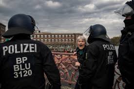 Die #schlafschafe machen sich durch ignoranz, blinden gehorsam und linientreue mit der politik lächerlich. Xh8oksdm1q6lhm