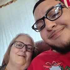 Amputee meets young girl with same condition at water park