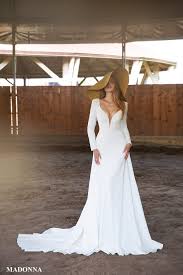 Kurzes brautkleid mit tüllrock und spitzentop, moderne großartige brautkleider mit weichem flüssigem tüll in mausgrau, silber und. Brautmode Koln Natalis Brautmode Neue Kollektion Bis Grosse 52