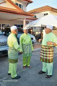 Tuan guru dato' bentara setia haji nik abdul aziz bin nik mat allahyarham dilahirkan pada 10 januari 1931. 3 Adik Beradik Ulama Ustaz Nazmi Karim Original Facebook