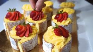 Girelle Di Pan Di Spagna Con Crema Soffici E Piene Di Gusto Cheesecake Mini Pan Di Spagna Ricette Dolci