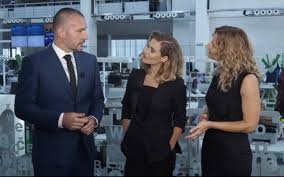 Je jí moderátorka internetové televize dvtv emma smetana. Prezident Zeman By Mel Chodit Nahaty Vzkazuje Emma Smetana Komentar Stepana Chaba Krajske Listy Cz