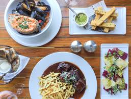 Le garage es una versión cubana de hooters, la cadena norteamericana famosa por sus alitas de una manera de sobrevivir al calor de la ciudad es acercarse a le garage en busca de sombra y aire. Le Garage Sausalito Ca California Beaches