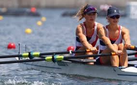 Les françaises laura tarantola et claire bové posent avec leur médaille d'argent sur le podium, lors de la finale du deux de couple femmes poids léger en aviron lors des jeux olympiques de tokyo. B 6h9v Xs 9lmm