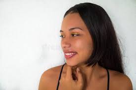 Bella Morena Posando Sobre Un Fondo Blanco Imagen de archivo