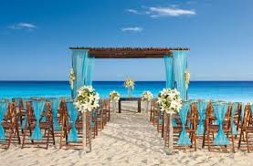 Hacer una decoración sencilla pero muy hermosa, como en esta foto que vemos que esta decorada con muchas flores de color amarillas y rosadas, el altar a continuación os muestro más imágenes de cómo decorar una boda en la playa. Decoracion Centros De Mesa Y Adornos Para Bodas En La Playa