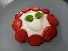 Fraises A La Rose Chantilly Fromage Blanc De Cyril Lignac Dans Tous En Cuisine Mes Meilleures Recettes Faciles En 2020 Fromage Blanc Alimentation Dessert