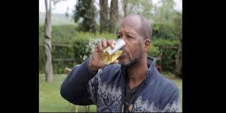 Lorsqu'on regarde des émissions de survie, on voit parfois des spécialistes de la survie boire leur propre urine. Dave Murphy L Homme Qui Boit Son Urine Pour Rester En Bonne Sante