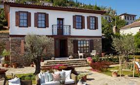 Eski çatının indirilip yeni çatı için temel oluşturulmasından sonra nihayet çatıya başladık. Koy Evlerinde Yenileme Nasil Yapilmali Emlak Gundemi Emlak Bilgi Ve Haber Merkezi