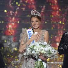 Miss normandie élue miss france 2021 a l'issue de la grandiose soirée qui marquait le centenaire du concours de beauté, c'est amandine petit, une jolie blonde de 23 ans qui a été élue miss france 2021. Miss France 2021 Est Amandine Petit Miss Normandie Gala Reines De Beaute Miss France Petite Miss