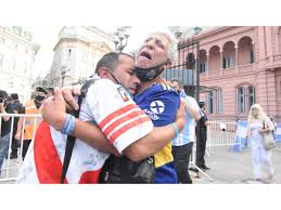 Y por estos días en que sendos clubes disputan la final de la copa libertadores de américa, un hecho. La Estremecedora Foto De Hinchas De Boca Y River Abrazados Y Llorando Por Muerte De Maradona Brasil Argentina Portal De Integracao
