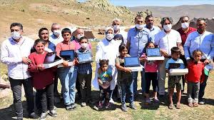Meb tarafından daha önce yapılan açıklamada 500 bin tablet dağıtımı yapılacağına yer verildi. Milli Egitim Bakani Selcuk Yayladaki Ogrencilere Tablet Bilgisayar Hediye Etti