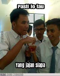 Kalau Dilihat Dari Wajahnya Yang Paling Suram Kayaknya Sih Yang Pakai Kacamata Ya Tau