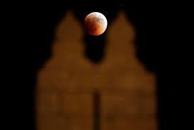 Eclipsa totală de lună care a avut loc în noaptea de 27 spre 28 iulie 2018 (vineri spre sâmbătă), fenomenul astronomic de acest gen cu cea mai lungă durată din secolul xxi, a fost urmărită cu maxim interes de o mulțime de suceveni, care au și surprins numeroase imagini inedite. Luna In Sange De La Pastele Evreiesc Este Precedata De O Eclipsa De Soare Extrem De Rara Agnus Dei English Romanian Blog