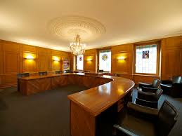 Il exerce principalement l'action publique auprès des tribunaux pénaux et civils d'arrondissement, du tribunal des mineurs, du tribunal pénal économique, du tribunal cantonal et du tribunal fédéral. Der Staatsrat Begluckwunscht Christian Levrat Zur Ernennung An Die Spitze Der Post Staat Freiburg