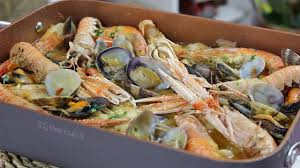 La zarzuela de pescado y marisco es uno de los guisos tradicionales más sabrosos y completos de nuestra gastronomía. Zarzuela De Pescado Y Marisco Mariscos Pescados Y Mariscos Comida Etnica