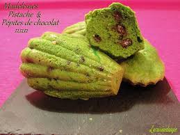 Battez Les Oeufs Avec Le Sucre Au Fouet Incorporez La Farine Et La Levure Tamisee Puis Le Beurre Fondu Recette Madeleine Pepite Chocolat Pistache