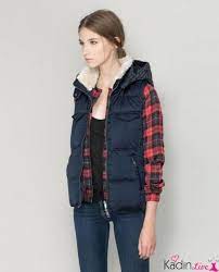 Bayan Yakasi Kurklu Sisme Yelek Modelleri Ve Kombinleri Kadinlive Com Puffer Jacket Outfit Sleeveless Puffer Hoodie Vest