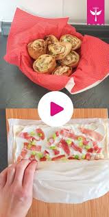 Flammkuchenschnecken Sind Der Ideale Snack Probiere Unser Rezept Fur Den Klassiker Mit Speck Und Fruhlingszwiebel Snacks Fur Party Lecker Lebensmittel Essen