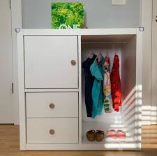 Mit Ikea Kannst Du Kinderleicht Einen Montessori Kleiderschrank Bauen Und Die Selbstandigkeit Deines K Kinder Kleiderschrank Ikea Kinder Schrank Kinder Schrank
