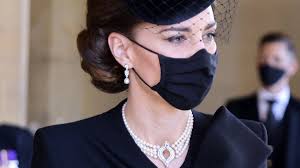 Help us build our profile of annamaria malipiero! Un Omaggio A Lei Kate Middleton Occhi Puntati Sulla Collana Di Perle Ai Funerali Del Principe Filippo Tristemondo It