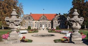 Schlossgarten In Blankenburg Kleines Schloss Download This And Other Photos For Free On Our Site Architecture Photo Burgen Und Schlosser Burg Schloss