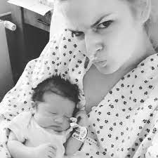Dietu držela naposledy ve dvaceti. Dalsi Vtipek Nikol Stibrove 8 Mesicu Po Porodu V Plavkach Ale Blesk Cz