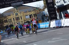 Le livre numérique (en anglais : Lotte Kopecky Wint In Valencia Europese Openingskoers Op De De Standaard Mobile