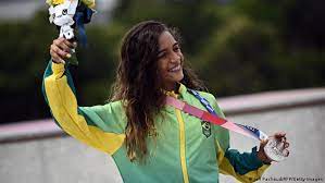 Hence, her nationality is brasilian. Hozwlelwz 79ym