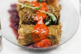 Préparez la farce avec tous les autres ingrédients en terminant par les protéines de soja (sauf les tomates). Notre Chou Vert Farci Aux Epices Vegetarien Sans Gluten Et Sans Lait