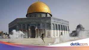 Mereka menembakkan peluru berlapis karet, gas air mata dan bom suara ke jemaah palestina pada hari ke 28 ramadhan ini. Aoo0njptcb1mem