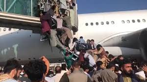 Thirteen us service members and at least 60 afghans have been killed in two bombing attacks outside kabul's airport, according to the pentagon and afghanistan's ministry of public health. Afghanistan Im Nachrichtenblogdramatische Szenen Am Flughafen Bundeswehr Maschine Gestartet The Aktuelle News