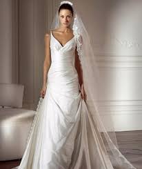 Lo sposo dal carattere deciso a voler esprimere la sua unicità, attento alle tendenze dettate dalla moda, esprime la abito da sposo su misura: Abiti Da Sposa Con Spalline Sottili Sposalicious