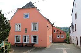 Was in hamburg die reeperbahn, das ist im eifelstädtchen kyllburg die stiftstraße, die älteste straße kyllburg. Datei Kyllburg Eifel Haus Des Gastes A Jpg Wikipedia
