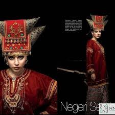 Kebaya jawa yang memiliki motif sederhana dengan kerah berbentuk v yang akan menampilkan kecantikan leher anda. Image Result For Baju Tradisional Terengganu Busana Melayu Negeri Sembilan Malaysia Credit Photo Traditional Outfits Traditional Fashion Malaysian Clothes