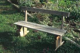 Un banc en palettes de bois blanc avec des coussins. Un Banc De Jardin A Faire Soi Meme