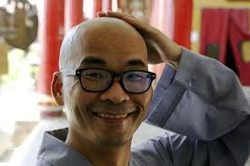 Chân dung triệu phú Trung Quốc bỏ lại gia sản khổng lồ lên núi đi tu, bị  gia đình từ mặt