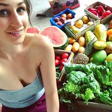 Vegan Mum Only Feeds Her Five Year Old Daughter Raw Fruit And Vegetables Veggie Only Diet Eating Raw Vegetables Veggie Diet