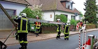 Neben dem farbkräftigen interieur wird hier großen wert auf wohlfühlambiente, frische und gemütlichkeit gelegt. Ubung Grossburgwedeler Feuerwehr Rettet Vier Personen Aus Brennendem Haus