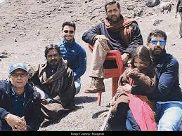 Pawan, a devoted follower of lord hanuman, faces numerous challenges when he tries to reunite munni with this is by far one of the best movie performances given by actor salman khan (as pawan kumar chaturvedi alias bajrangi bhaijaan). Throwback Salman Khan Chills With Nawazuddin Siddiqui Kabir Khan On The Sets Of Bajrangi Bhaijaan Hindi Movie News Times Of India