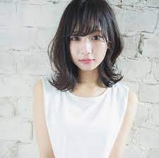 暗髪でも垢抜けた印象に 大人女性におすすめしたい暗髪ヘアスタイル特集 folk ヘアスタイリング ヘアスタイル セミディ