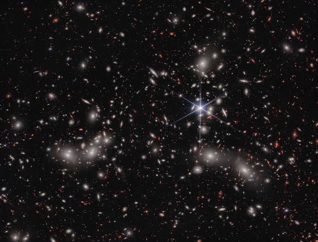 O campo profundo do aglomerado Abell 2744, tamb&eacute;m conhecido como Aglomerado de Pandora. Cr&eacute;ditos: NASA / ESA / CSA / STScI., gerada com IA