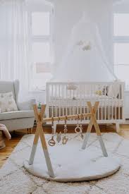 Babyzimmer babybett wickelkommode weiss bettwäsche stickerei komplett set. Cocos Babyzimmer Wickelkommode Kidsmill Babybett Oeuf Lampe Westwing Kleiderstange Nunido Betthimmel Numero74 Babyro Babybett Babyzimmer Baby Kinderzimmer