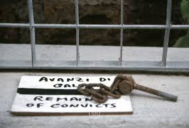 Espone tutti i giorni, tempo permettendo, a via di monte brianzo vicino alle correnti dell'arte povera, della pop art e dell'arte concettuale, fausto delle chiaie dopo. Fausto Delle Chiaie Interno In Bakelite