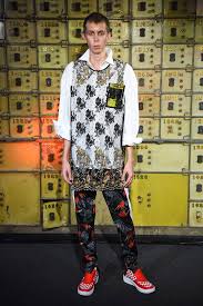 Sebagai seorang jenius kultivasi yang telah mencapai ranah baru setiap dua tahun sejak ia berusia satu tahun, wang ling adalah kehidupan yang nyaris tak terkalahkan dengan kecakapan yang jauh di luar kendalinya. Pfw Yoshio Kubo Spring Summer 2019 Menswear Collection