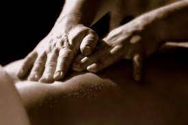 Tiga tahun, aku da nek julia terus melakukan hal itu, di setiap ada kesempatan. Pelancong Wanita Jerman Terkejut Tukang Urut Di Melaka Tawar Perkhidmatan Istimewa Jilat Kemaluan Seorang T Shoulder Massage Massage Business Massage Therapy