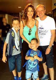 In gravidanza non sempre si sta bene e si è raggianti. Gigi Ed Anna Pronti A Partire Per La Costa Smeralda Insieme Al Figlio Andrea Foto E Gossip