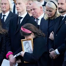 We did not find results for: Mette Marit Haakon Von Norwegen Von Trauer Gezeichnet Mit All Ihren Kindern Verabschieden Sie Ari Behn 47 Bunte De