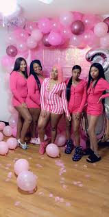 Baddie Sweet 16 Birthday Photoshoot With Friends Squad Goalsss Cute Birthday Ideas 18th Birthday Outfit 16th Birthday Outfit
