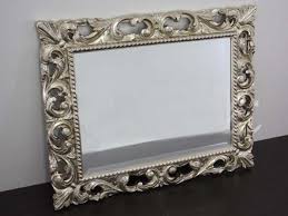 Realizziamo cornici per specchi su misura grandi e piccoli, in diverse f initure, perfetti da utilizzare anche in interni di lusso. Specchiere Petit Bazaar Cornici Faenza